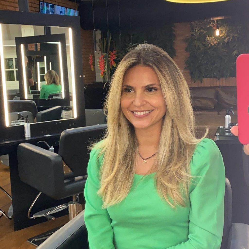 Aline Barros sorridente, de roupa verde