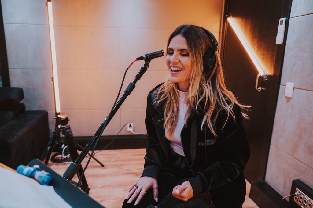 Aline Barros num estúdio de gravação
