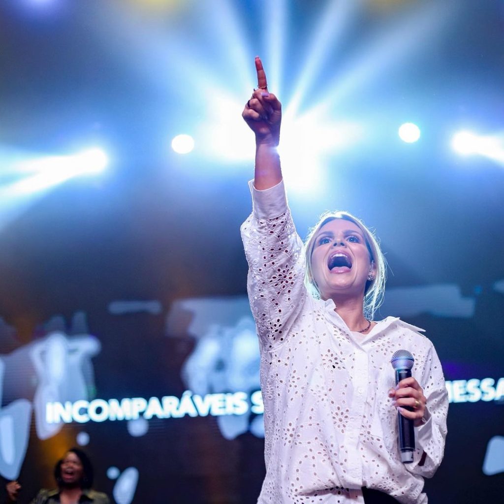 Aline Barros no palco, cantando