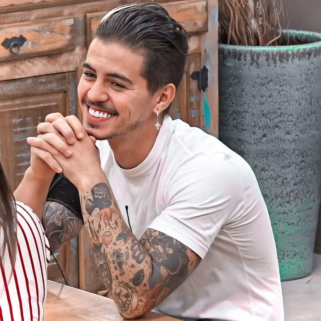 MC Biel sorrindo em A Fazenda