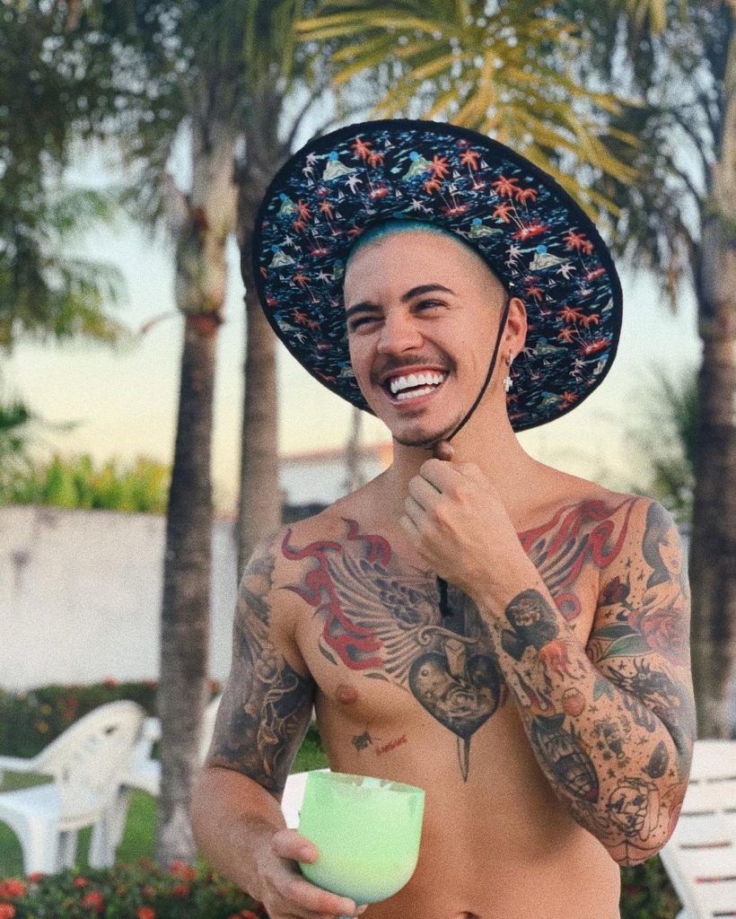 MC Biel sorrindo de chapéu mexicano