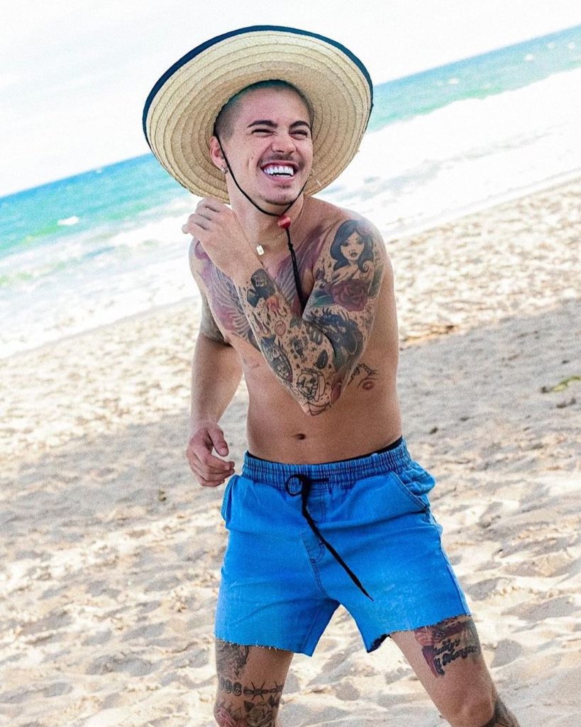 MC Biel na praia de chapéu