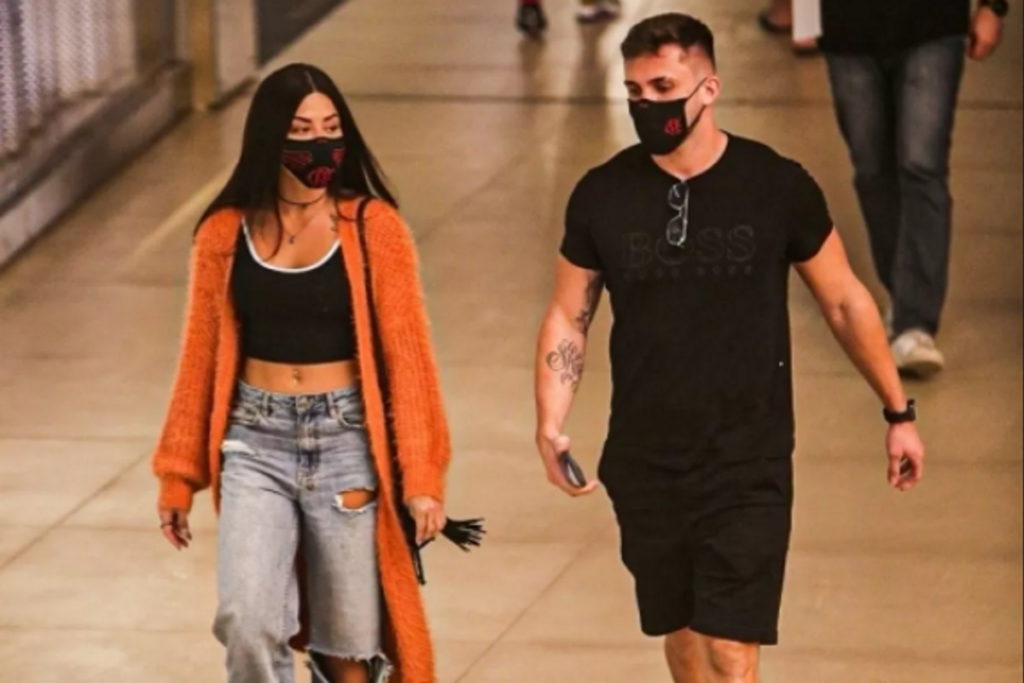 Aline Riscado e Arthur Picoli passeando em shopping do Rio de Janeiro