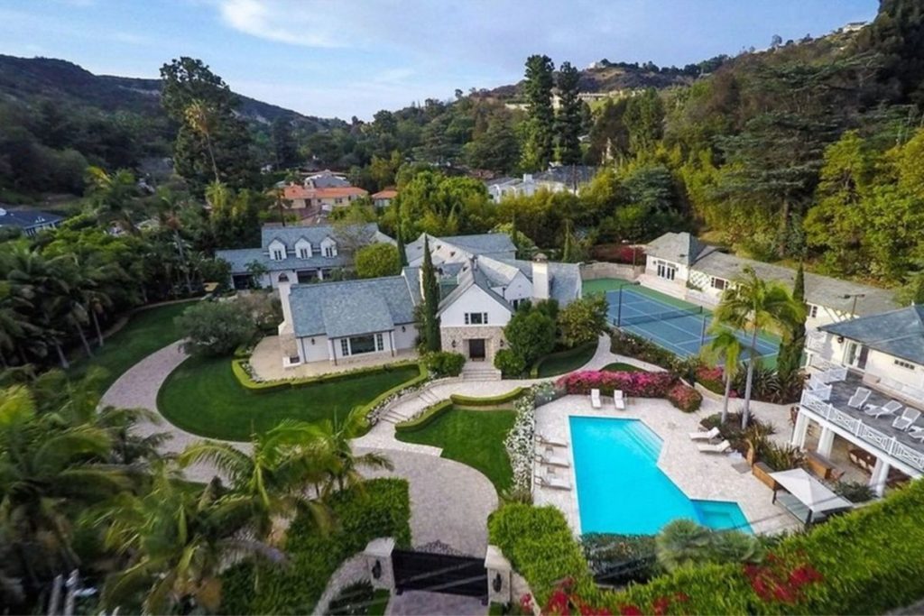 A casa alugada por MAdonna em Beverly Hills por R$ 632 mil mês.