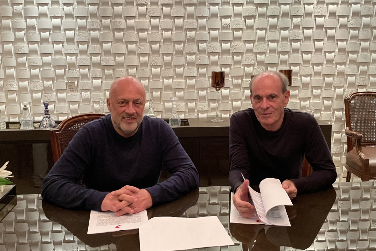 Presidente da Sony Music Brasil, Paulo Junqueiro, e Ney Matogrosso na assinatura do contrato