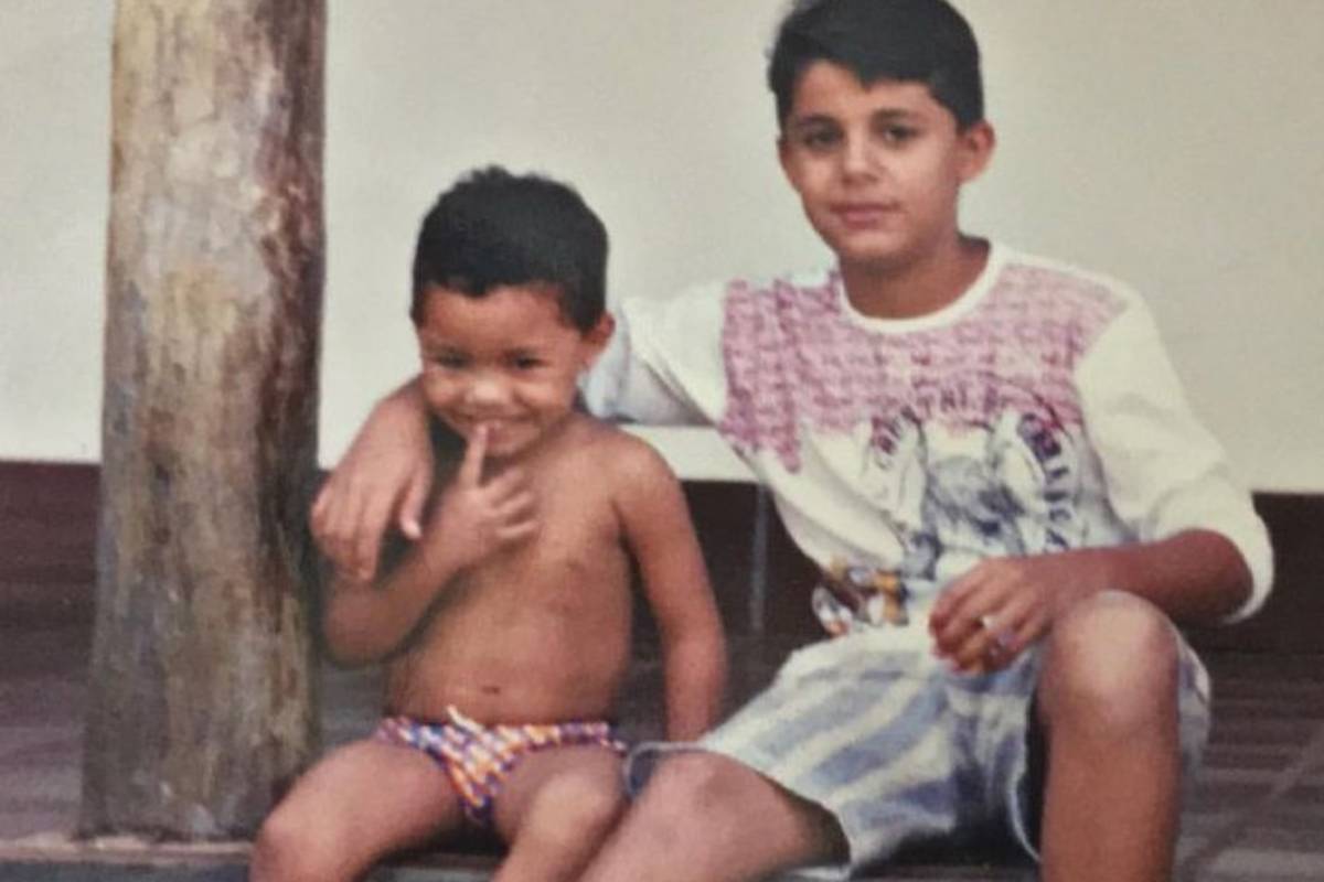 felipe araújo ao lado de cristiano araújo em foto da infância