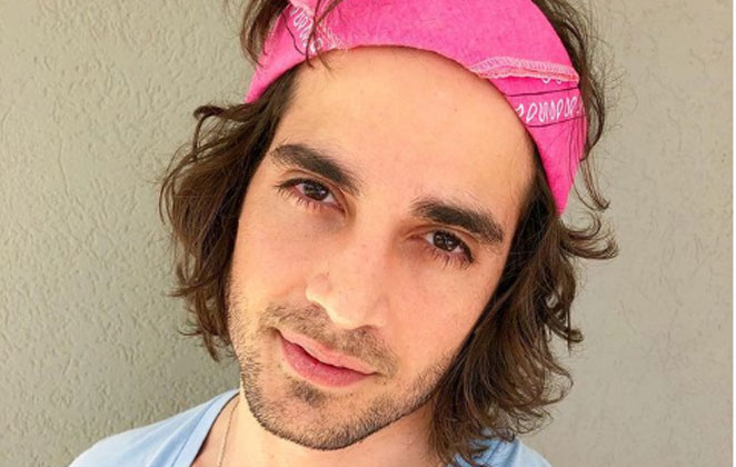 fiuk em selfie usando bandana rosa no cabelo