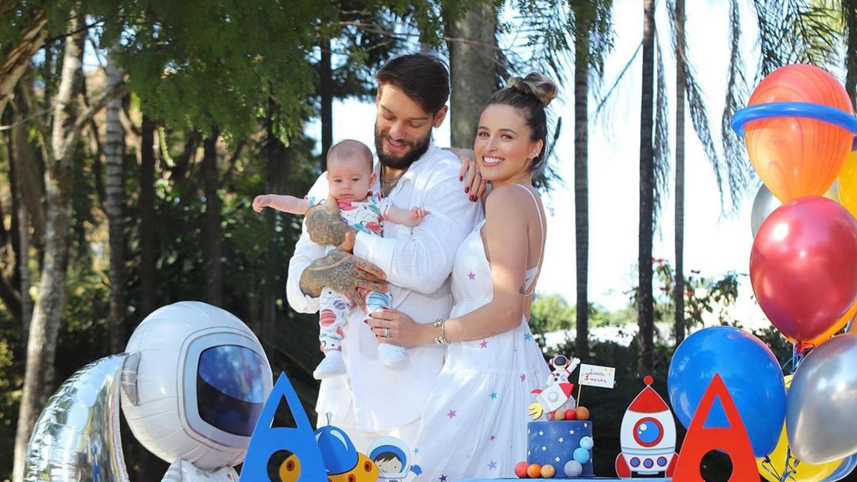 Lucas Lucco e Lorena Carvalho fazem festa para comemorar três meses do filho Luca
