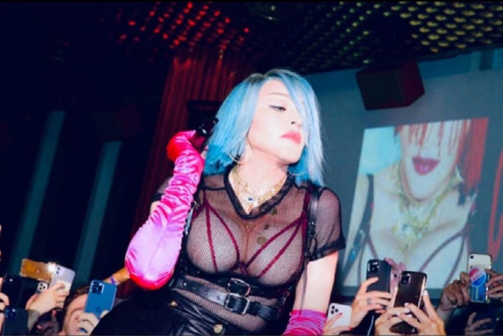 Madonna com cabelo azul e seios de fora na festa do Orgulho “Pride X Boom”.