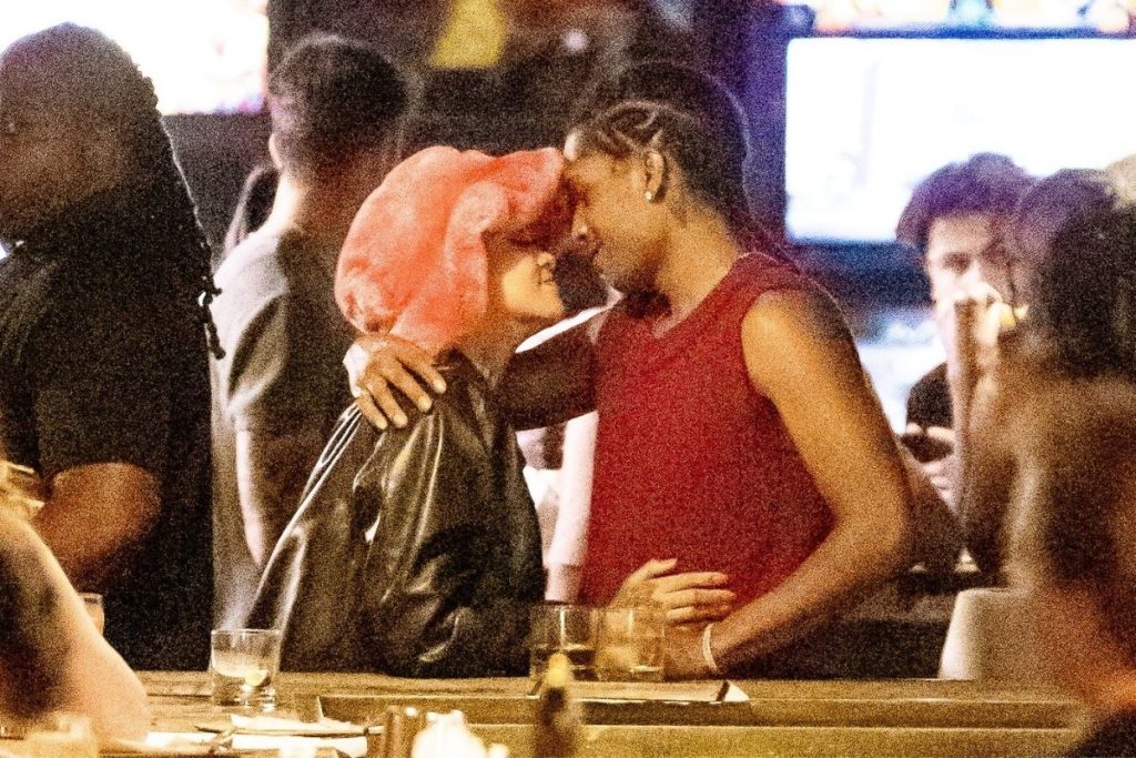 Rihanna e ASAP Rocky trocaram carinhos em bar de Nova York