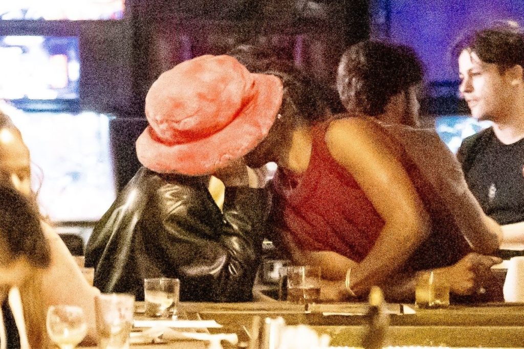Rihanna e ASAP Rocky trocaram carinhos em bar de Nova York