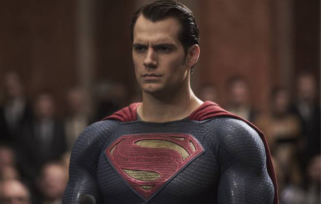 Superman sério sendo julgado em cena do filme Batman vs Superman: A Origem da Justiça