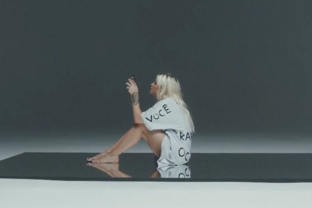 Luísa Sonza cantando no Fantástico