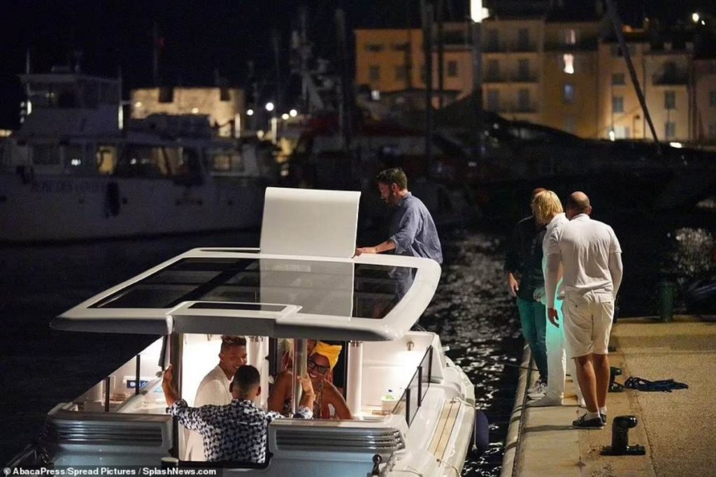 Ben Affleck embarcando em um pequeno barco para retornar ao iate após jantar em Saint-Tropez.