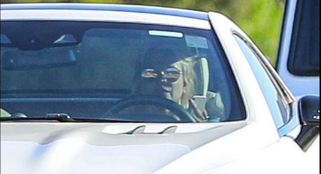 Britney Spears é flagrada dirigindo com o celular na mão