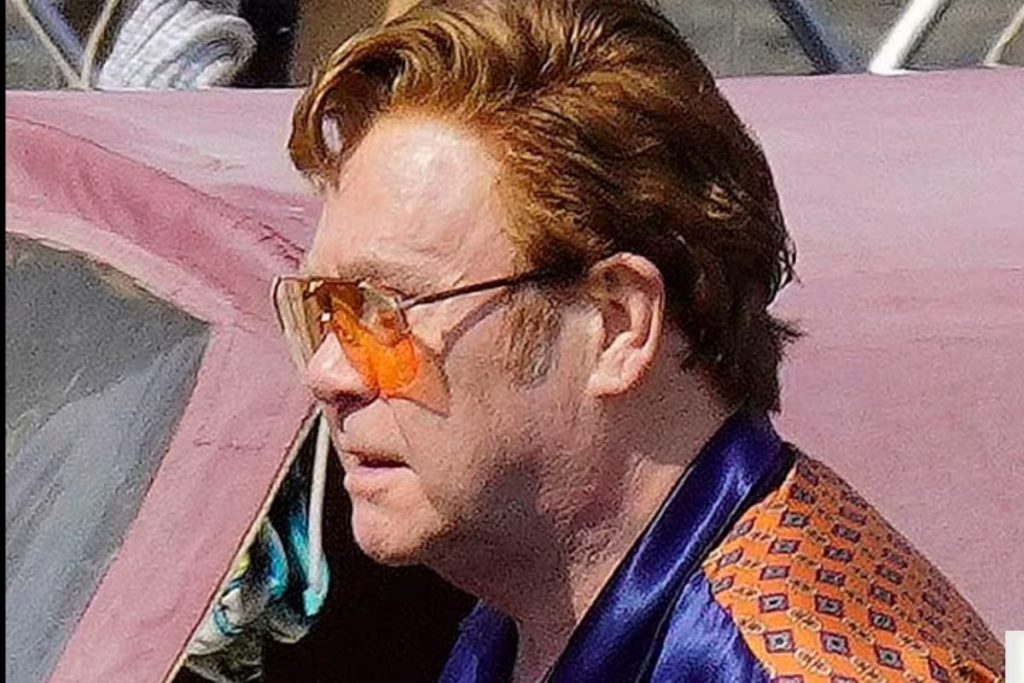 Elton John estreia cabelo ruivo em passeio de iate
