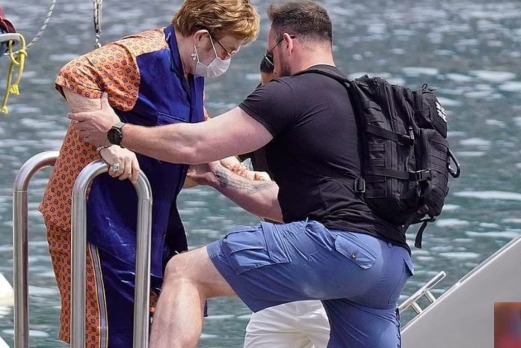 Elton John estreia cabelo ruivo em passeio de iate (5)
