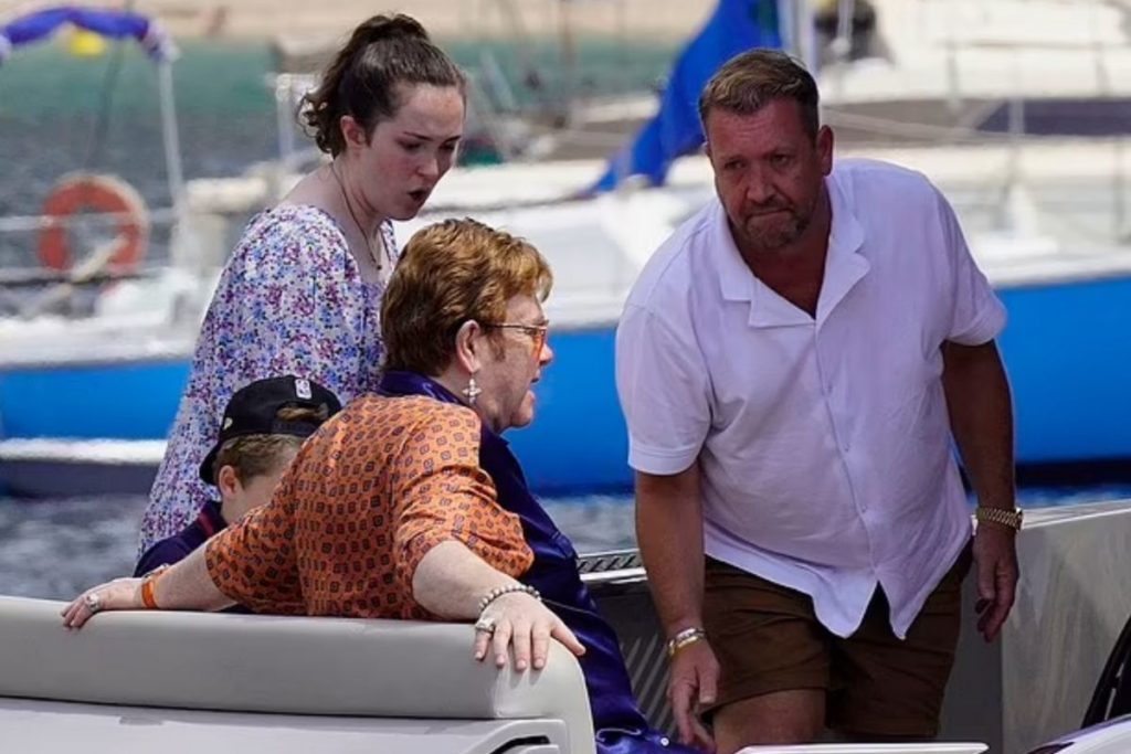 Elton John estreia cabelo ruivo em passeio de iate (5)
