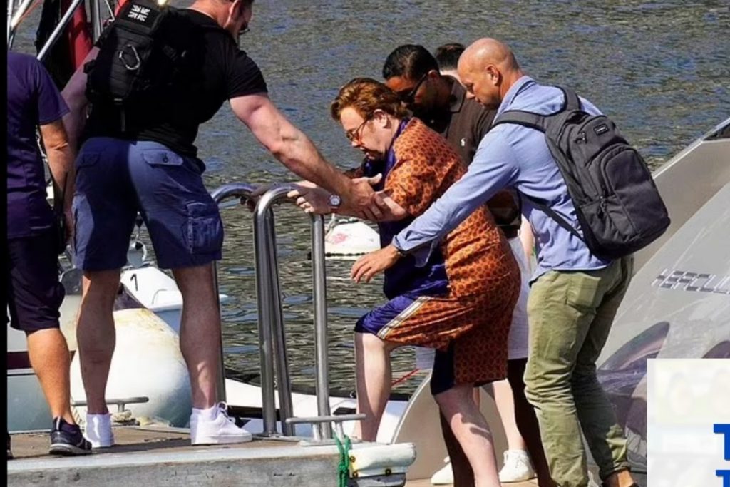 Elton John estreia cabelo ruivo em passeio de iate (5)