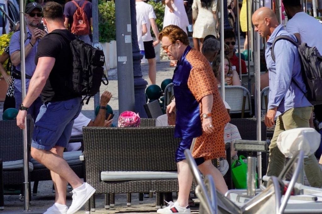 Elton John estreia cabelo ruivo em passeio de iate
