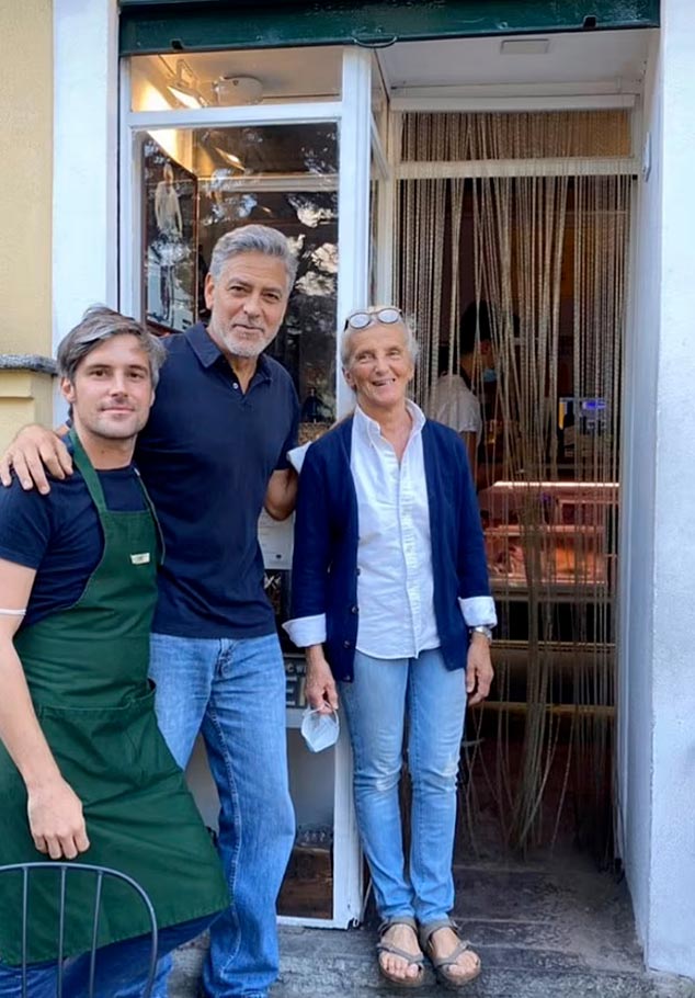 Clooney conversa com os donos de um bar chamado "Da Luciano" no centro da cidade. 