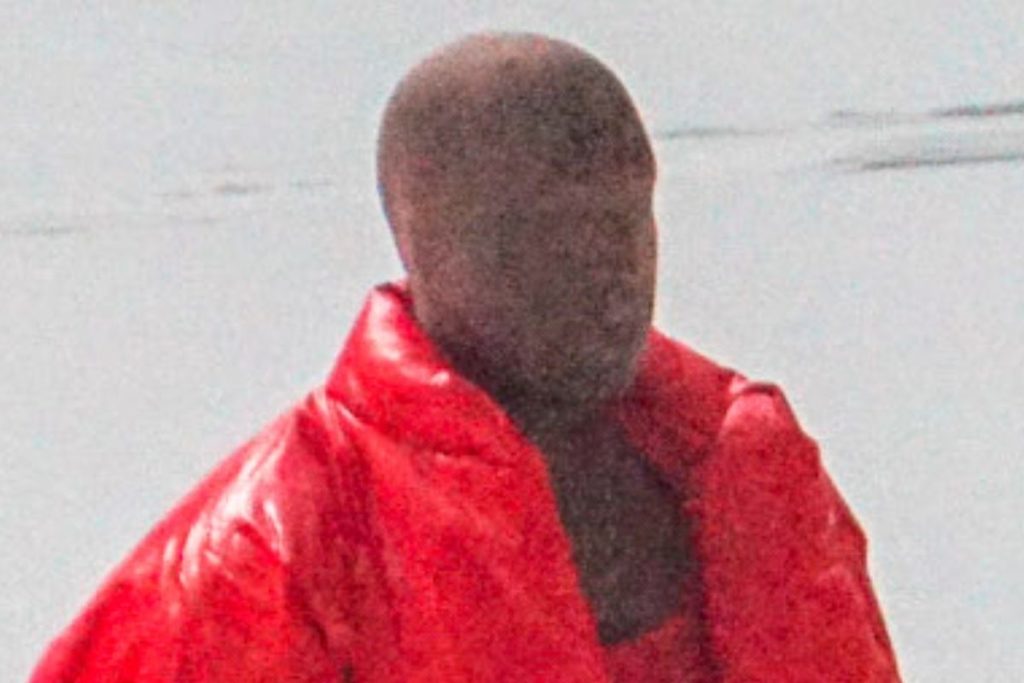 Kanye West apareceu no centro do estádio usando uma máscara sobr eo rosto