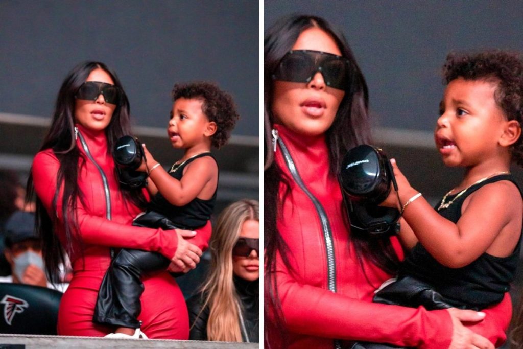 Primeira fila: Kim Kardashian, 40, protege os ouvidos de seu filho Psalm, dois, em evento de audição de Kanye West 