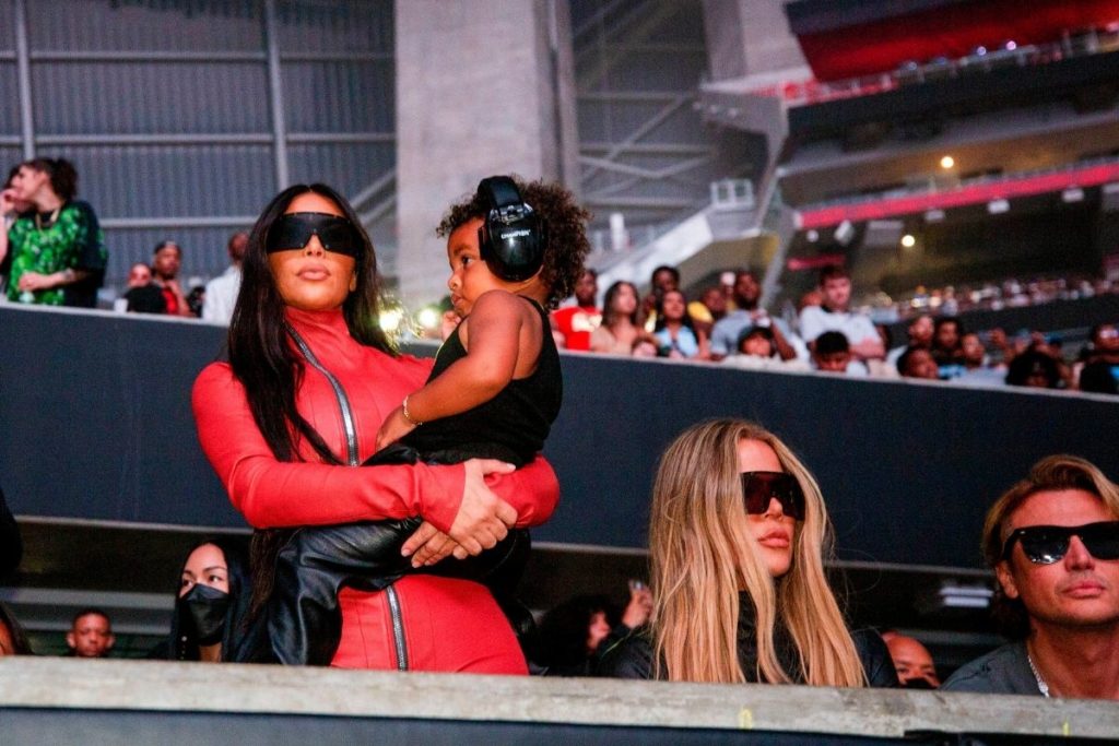 Kim Kardashian protege o ouvido do filho Psalm, de dois anos, no evento de audição de Kanye