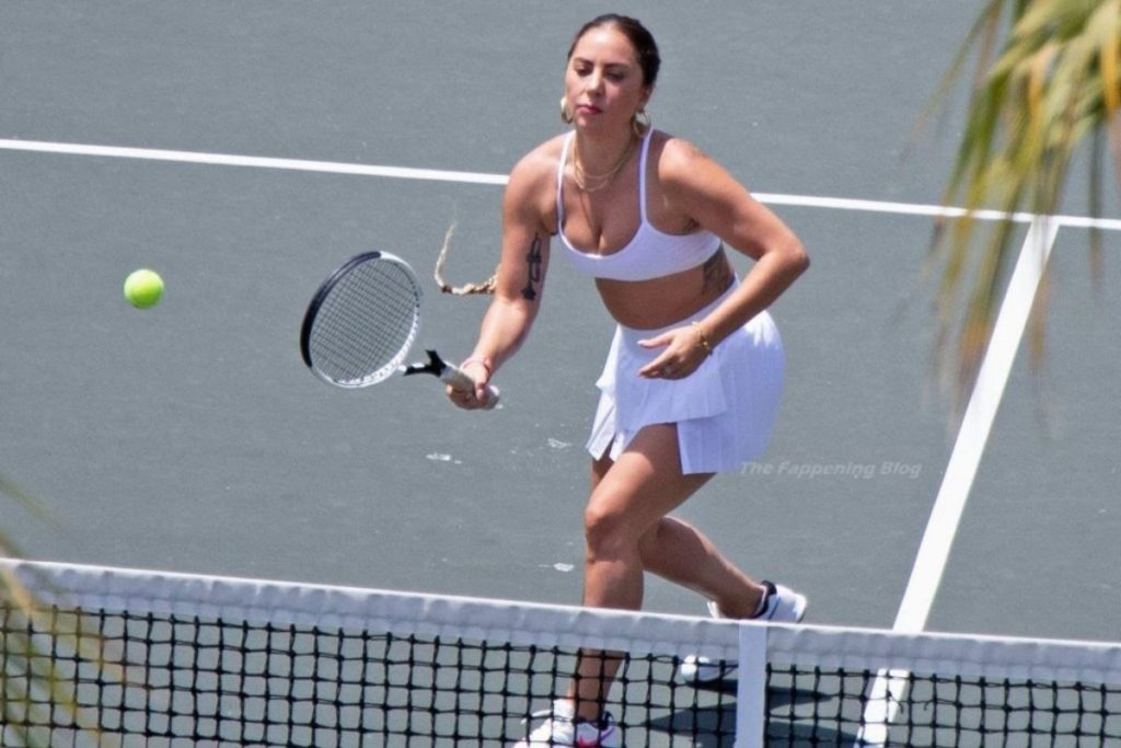 Lady Gaga faz aulas de tênis durante férias na Califórnia