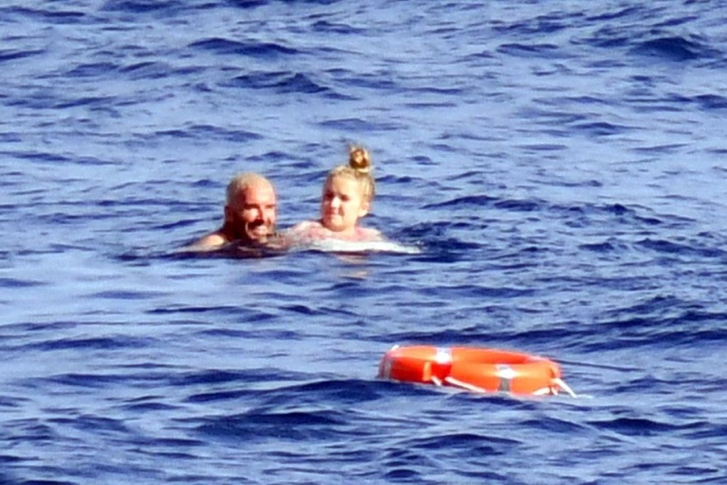 Para se refrescar no verão escaldante do verão europeu David aproveitou para dar um mergulho acompanhado por sua filha Harper.