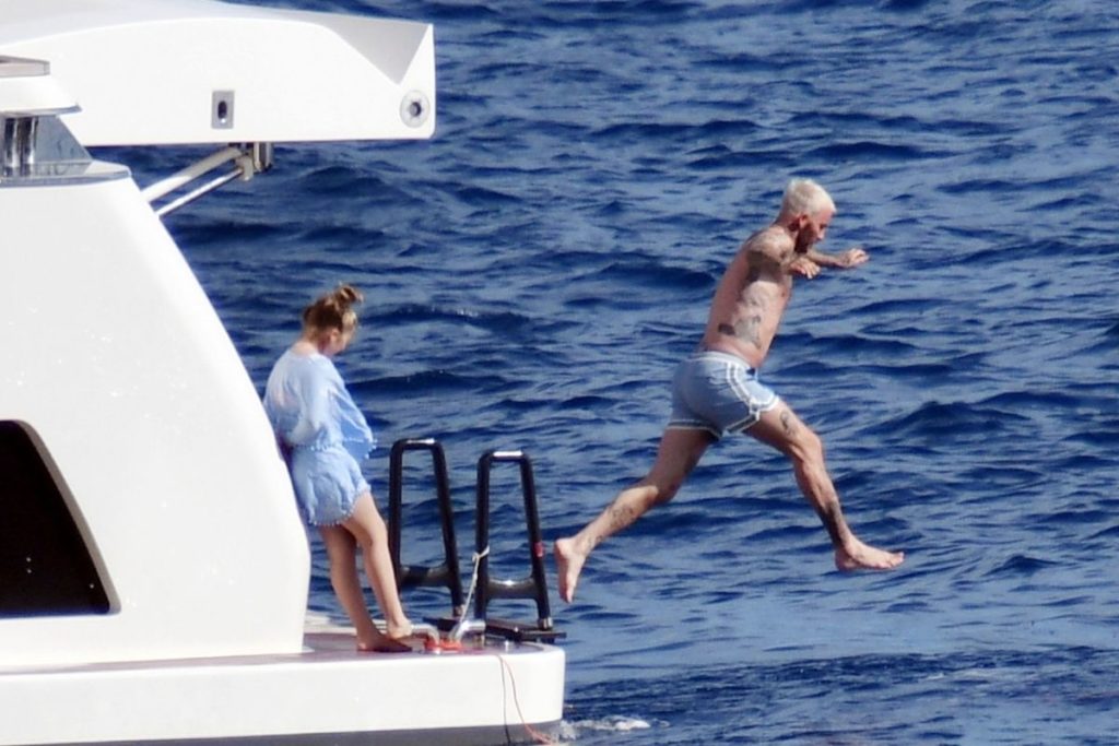 David Beckhan pula na água durante passeio de iate