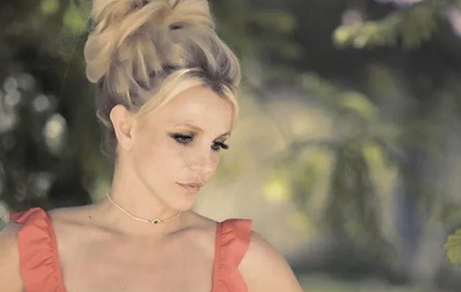Britney Spears com semblante triste