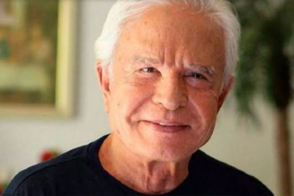 Cid Moreira usa camiseta preta