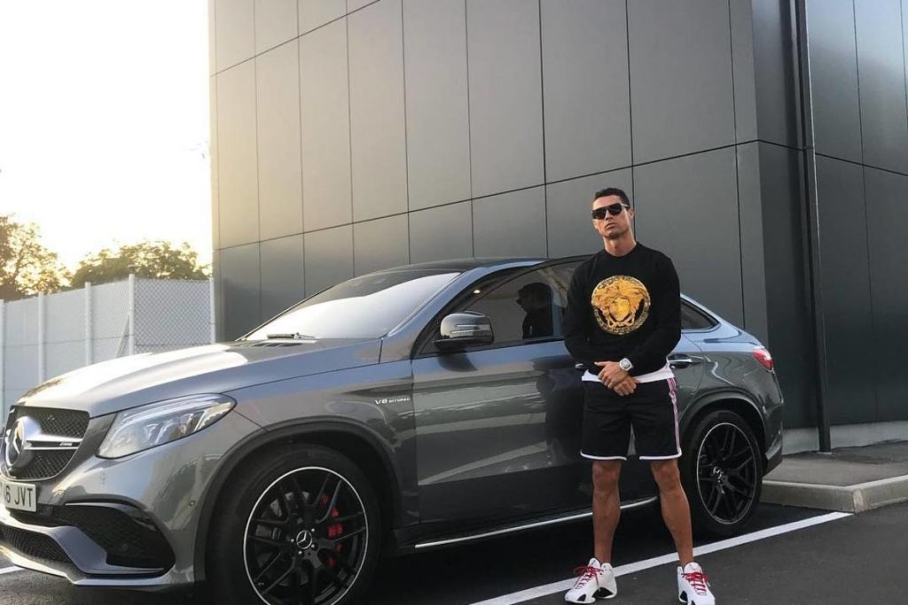 Cristiano Ronaldo mostra sua coleção de carros