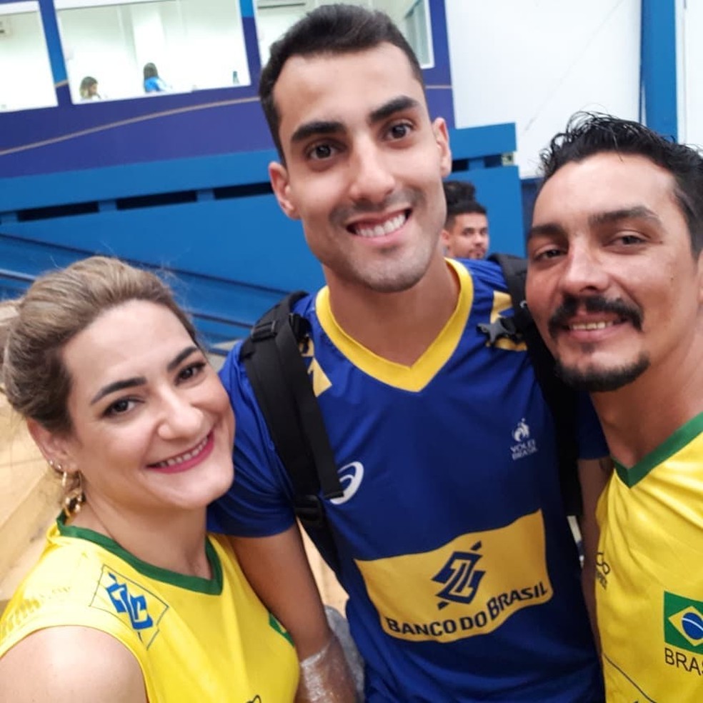 Atleta de handebol assume homossexualidade e mostra namorado