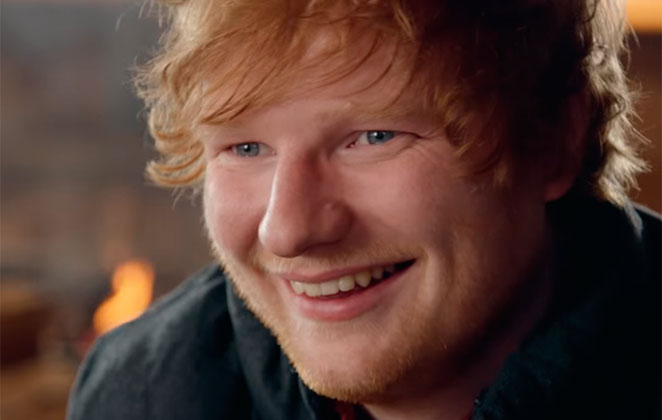 Ed Sheeran aparece sorridente em uma foto quase close