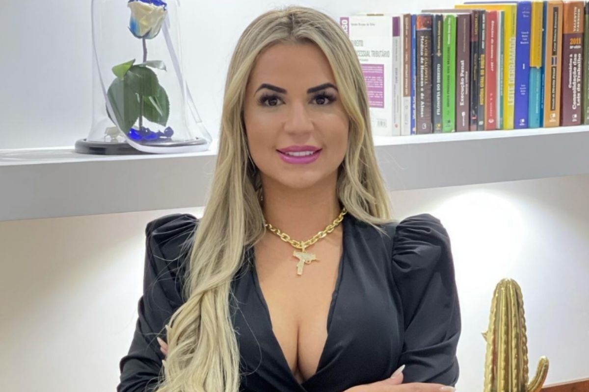 Retrato de Deolane Bezerra sorrindo em escritório de advocacia