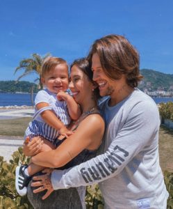 Gabi Brandt, o filho Davi e o marido Saulo Poncio