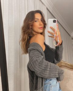 Gabi Brandt fazendo selfie