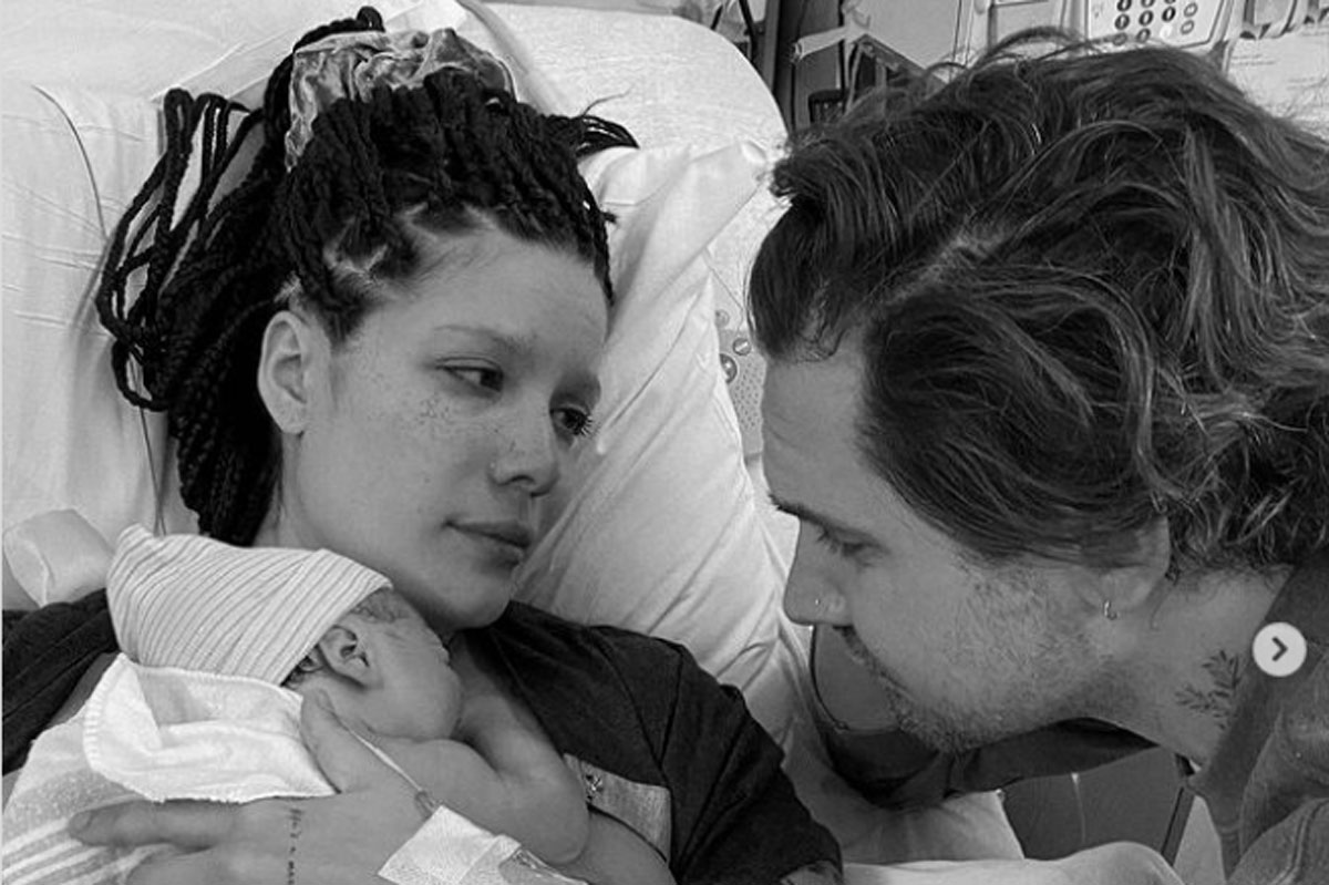 Foto de Halsey com o namorado e o filho recém nascido no colo