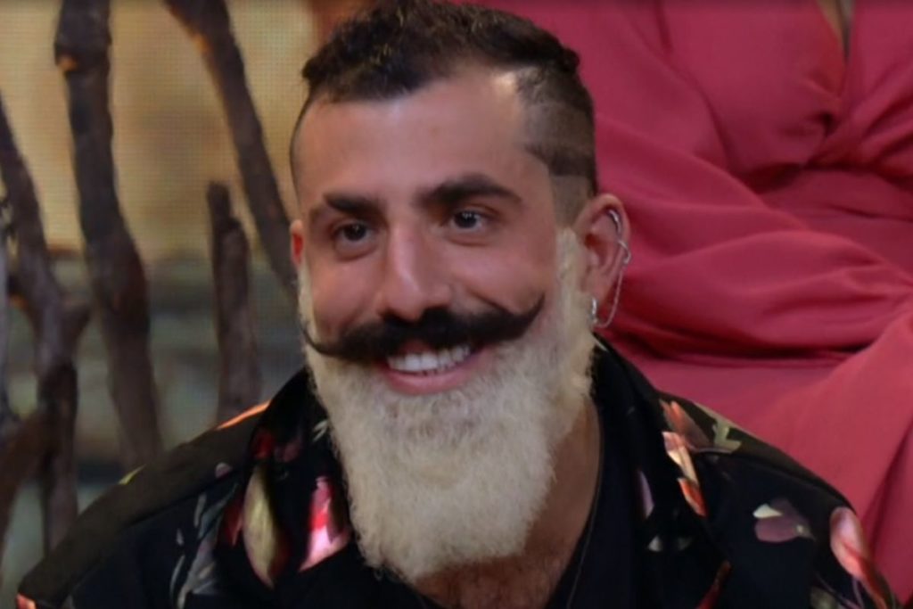 kaysar barba branca e bigode preto