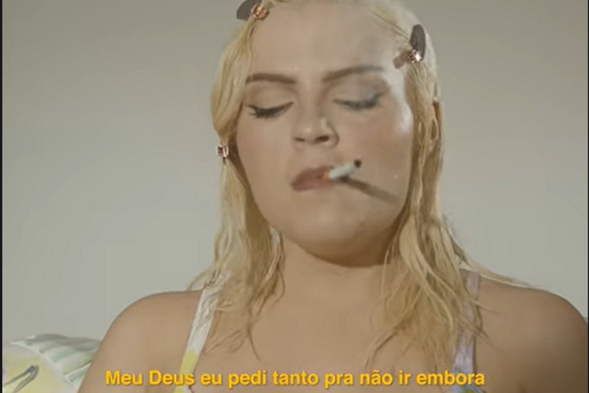 Luisa Sonza em clipe de Penhasco