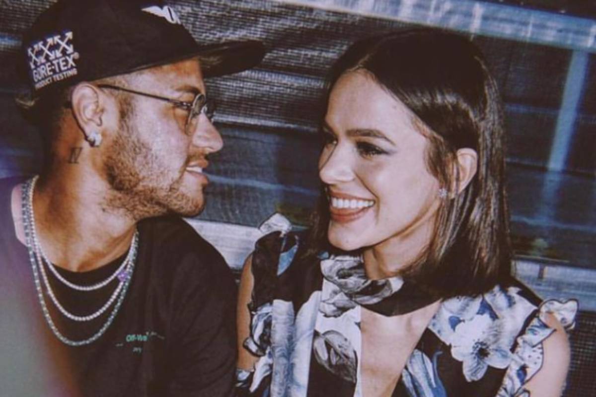 neymar e bruna marquezine sorrindo enquanto olham um para o outro em foto de 2018