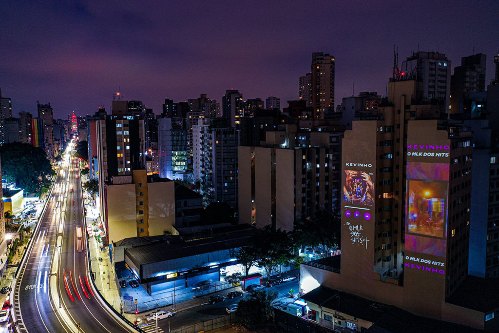Kevinho faz divulgação de novo EP em prédios da capital paulista