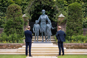 Príncipes William e Harry inauguram estátua em homenagem a Lady Di