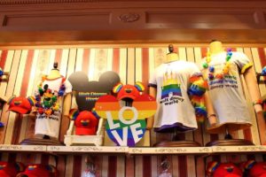 Produtos LGBTQA+ vendido nos parques da Disney