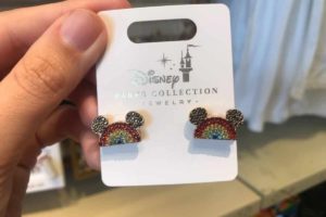 Pin Michey Mouse LGBTQA+ vendido nos parques da Disney