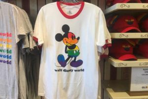 Camiseta LGBTQA+ vendido nos parques da Disney