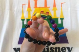 Pulseira LGBTQA+ vendido nos parques da Disney