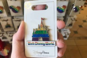 Pin LGBTQA+ vendido nos parques da Disney